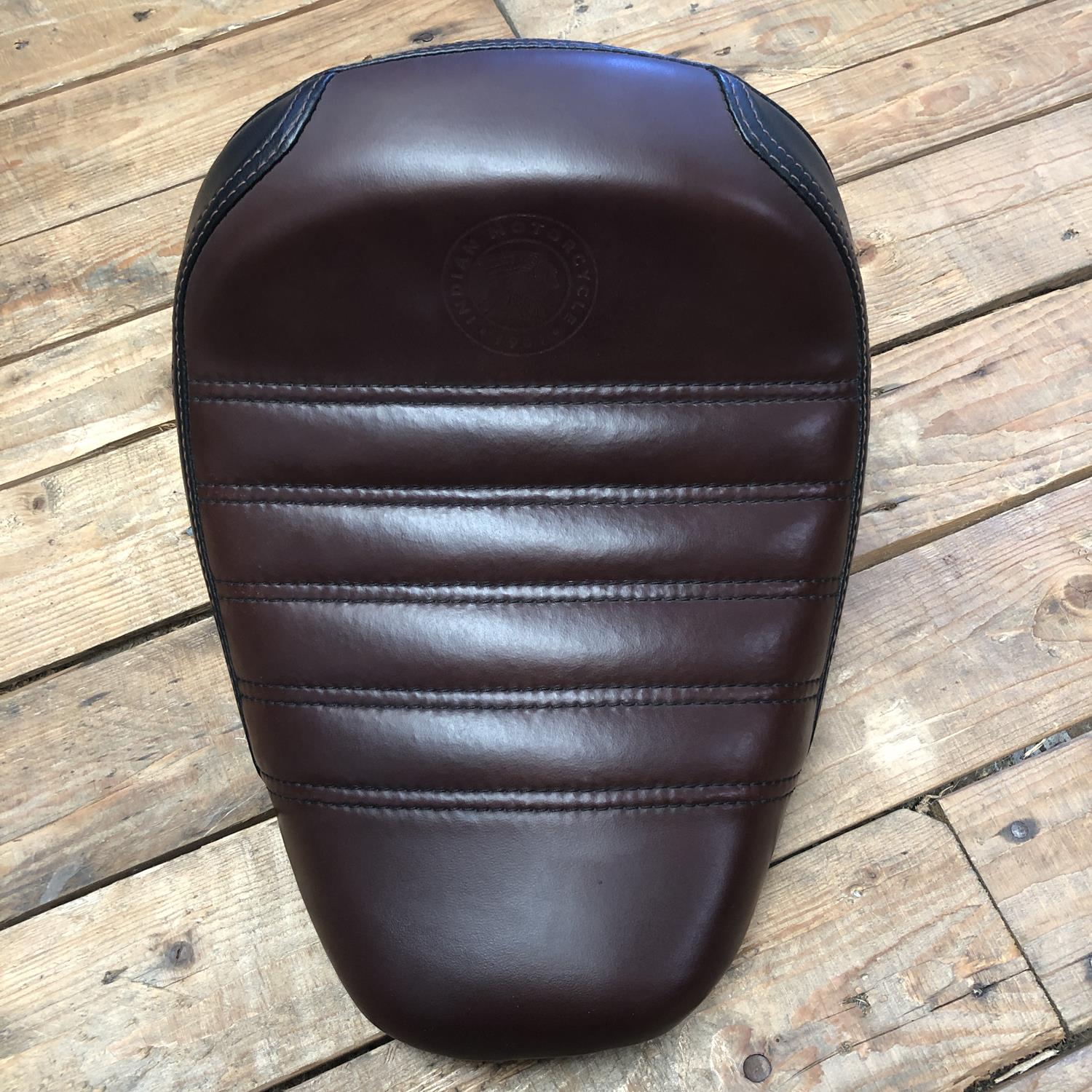 Indian Scout Bobber rider's solo seat - black & brown vinyl